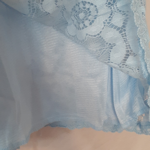 Powder blue v-neck sleeveless lace top - Picture 4 of 7